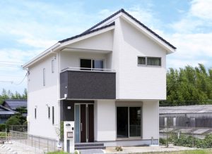 大書斎のある機能的な家の画像