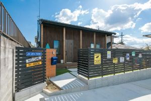 板張りの外壁やサインボードが特徴的な住まい