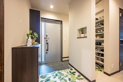 二世帯住宅で、屋上のあるおしゃれな家