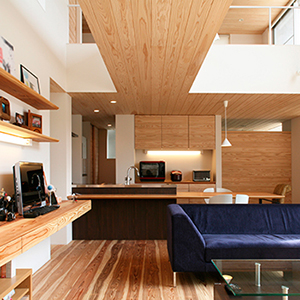 無垢材をふんだんに用いた、吹き抜けが印象的な2階建て！の画像