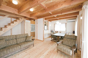 ソーラーシステムを採用した、梁出しの天井が印象的な住まい!の画像